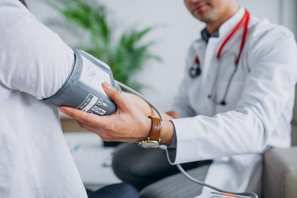 Doctor tomando la presión arterial a paciente 
